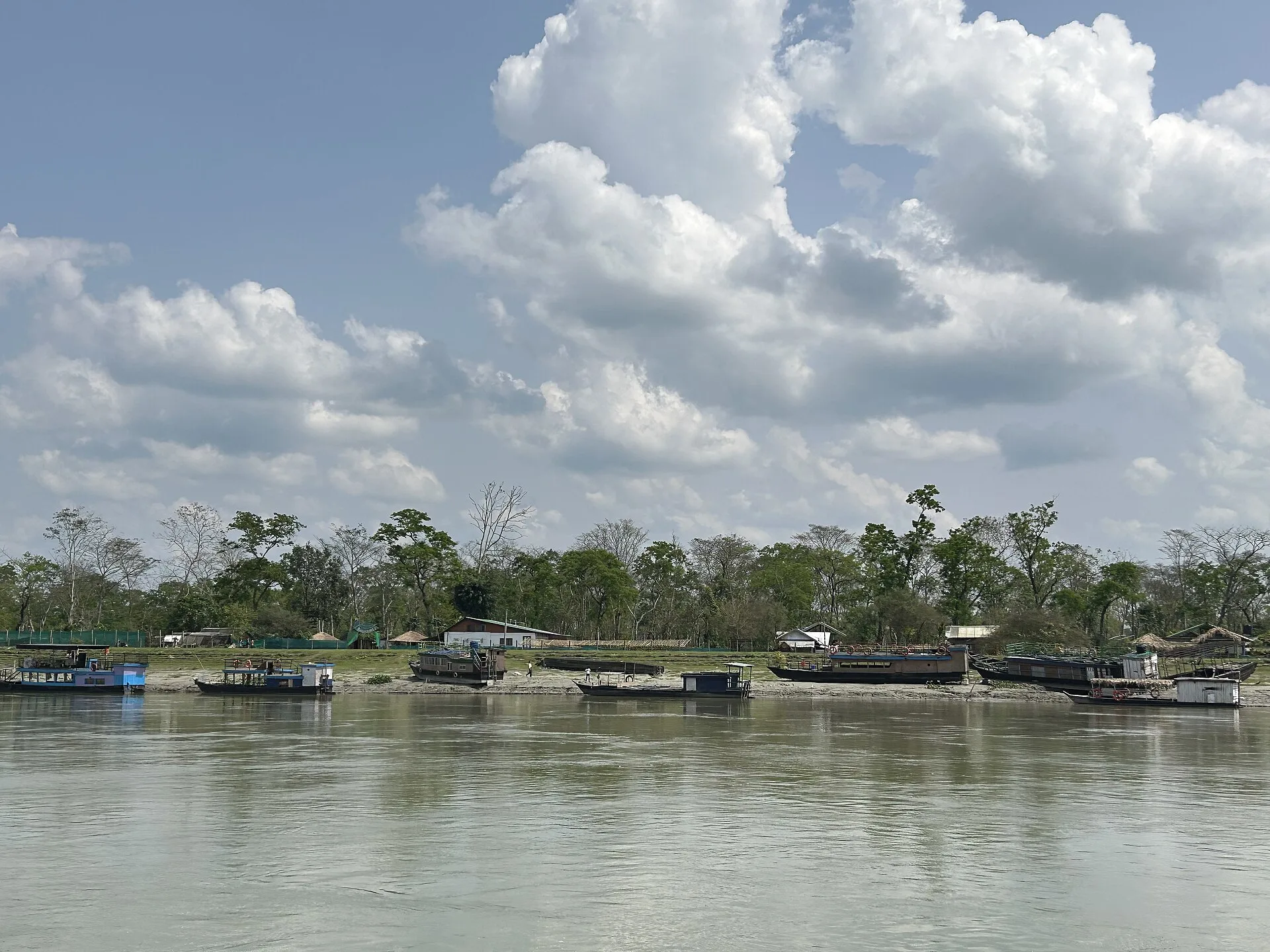 1920px-Boats_on_the_river
