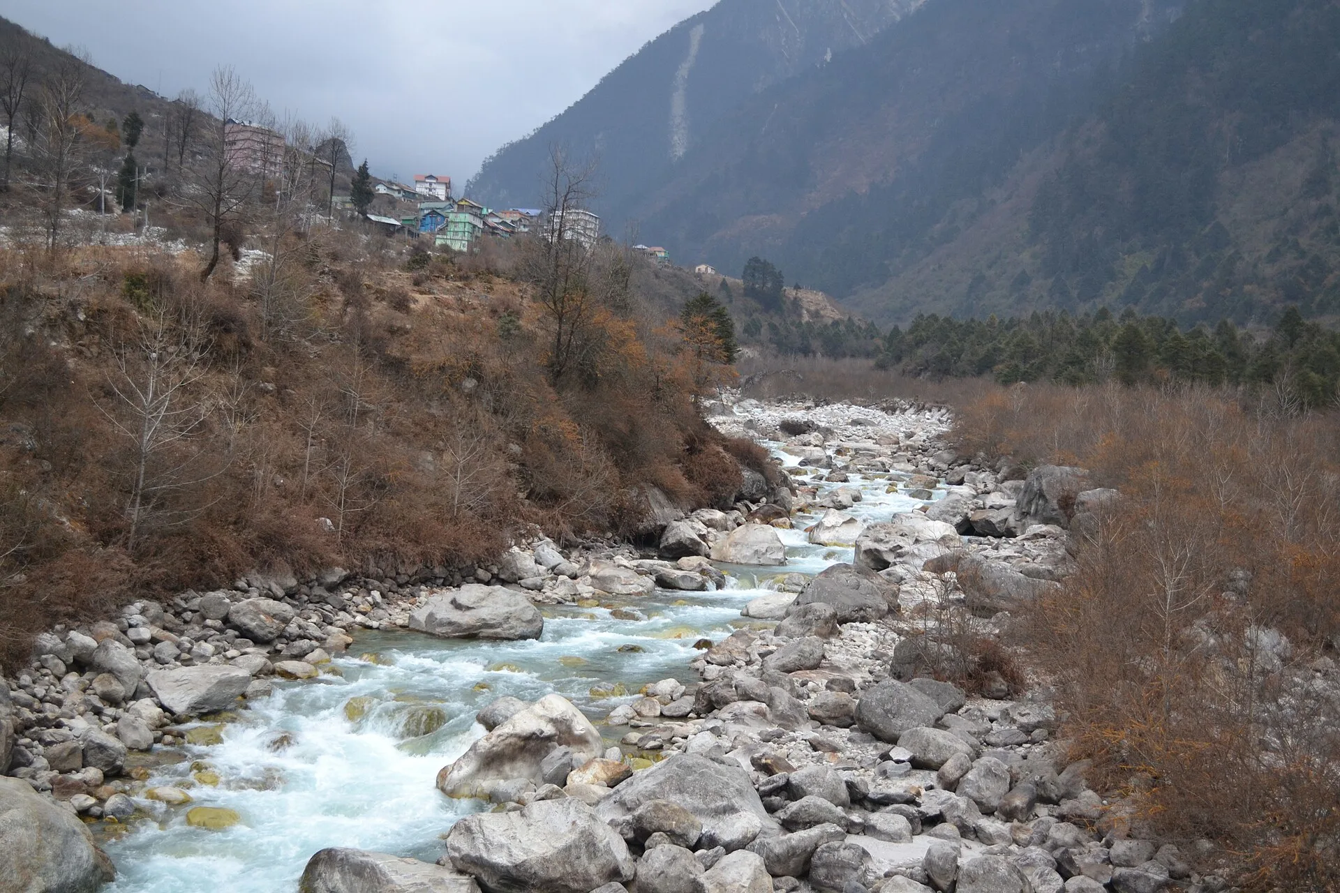 1920px-Lachung_river,_lachung,_sikkim,_India
