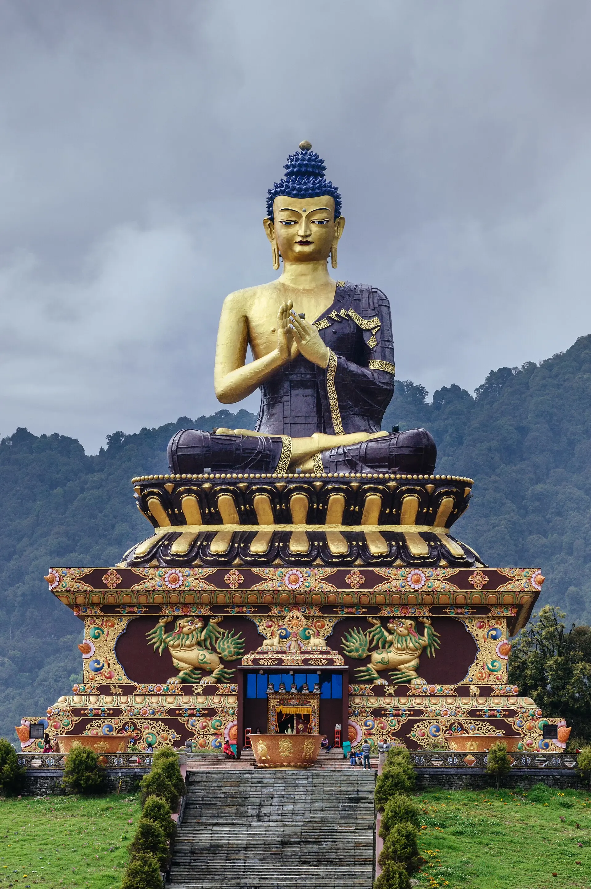 1920px-Large_Gautama_Buddha_statue_in_Buddha_Park_of_Ravangla,_Sikkim