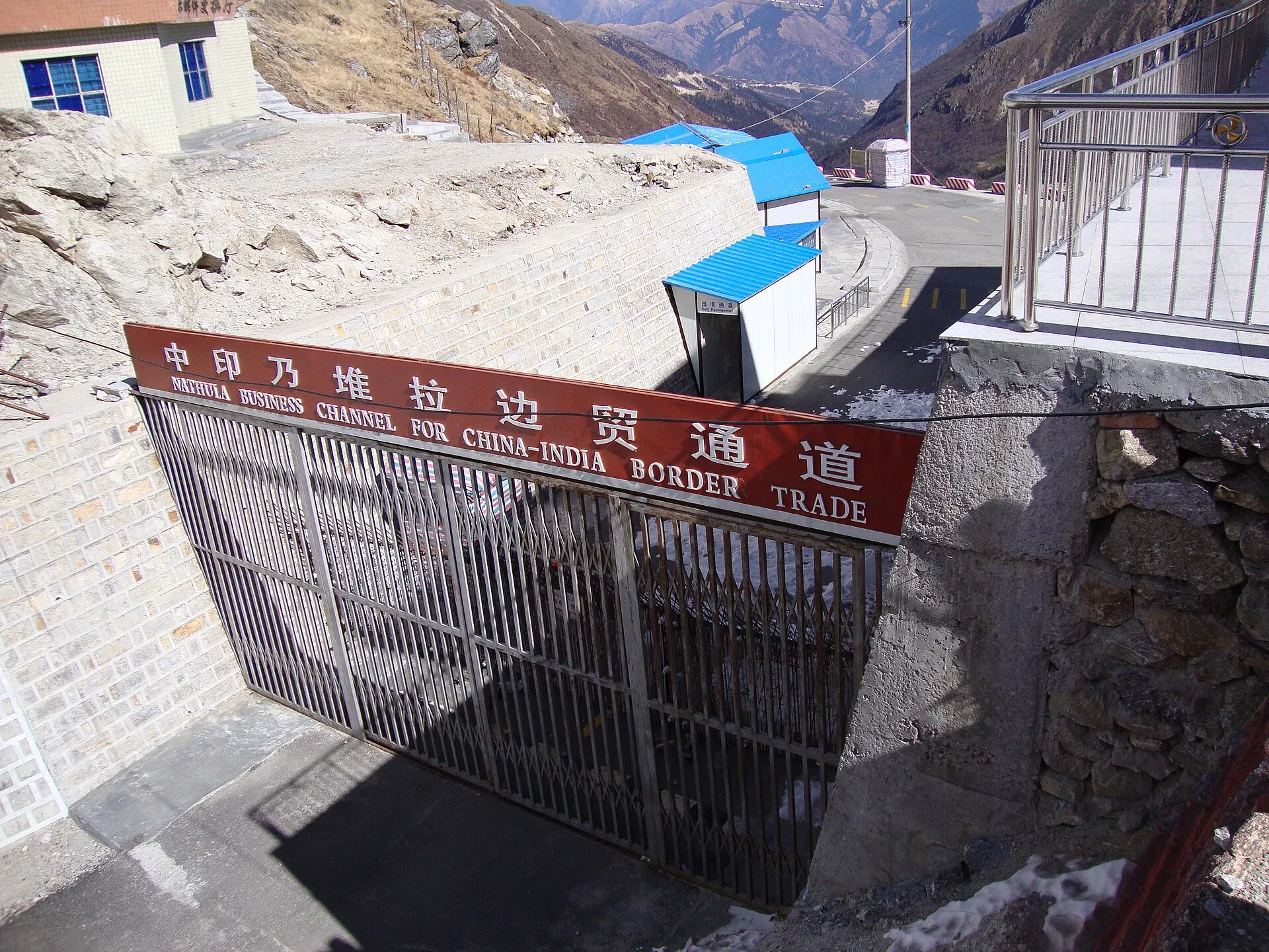 1920px-Nathula_Pass_Border_trade_road_-_panoramio