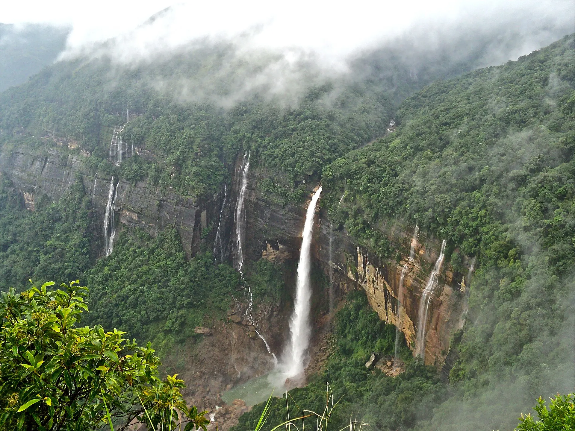 1920px-Nohkalikai_Falls_Cherrapunji