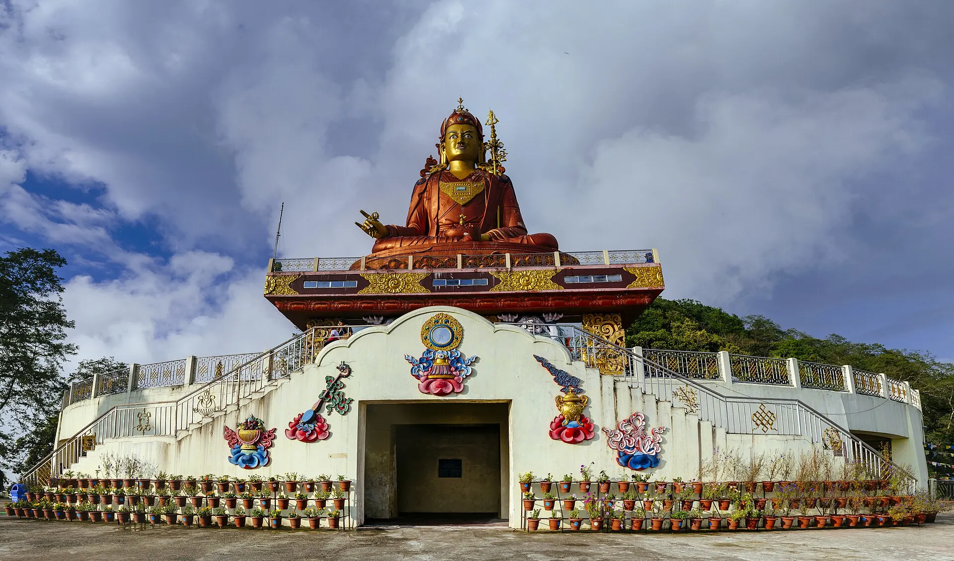1920px-Panoramic_view_of_large_statue_of_Guru_Padmasambhava_(Guru_Rinpoche)m_Namchi