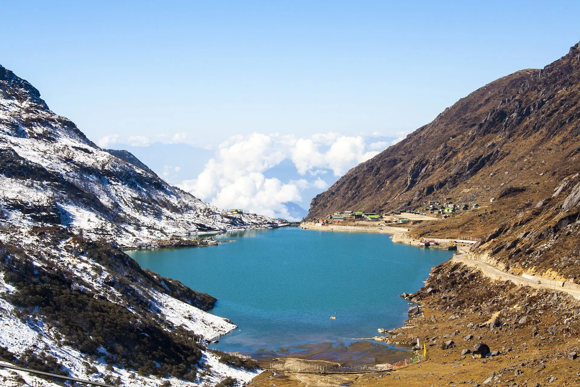 1920px-Tsongmo_Lake_or_Changu_Lake_-_East_Sikkim