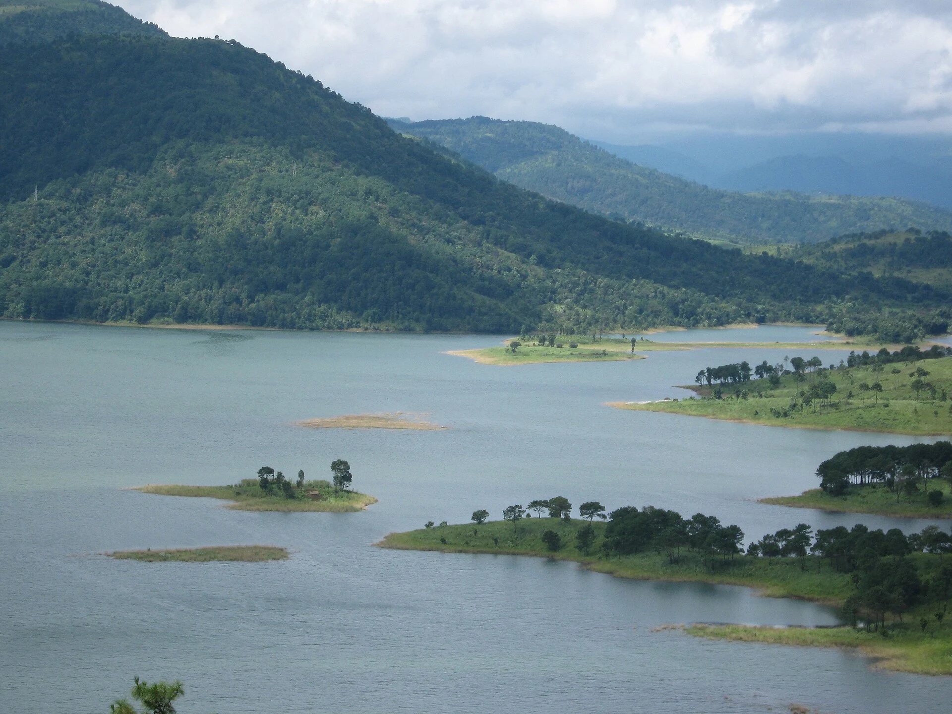 1920px-Umiam_lake,_shillong,_Meghalaya