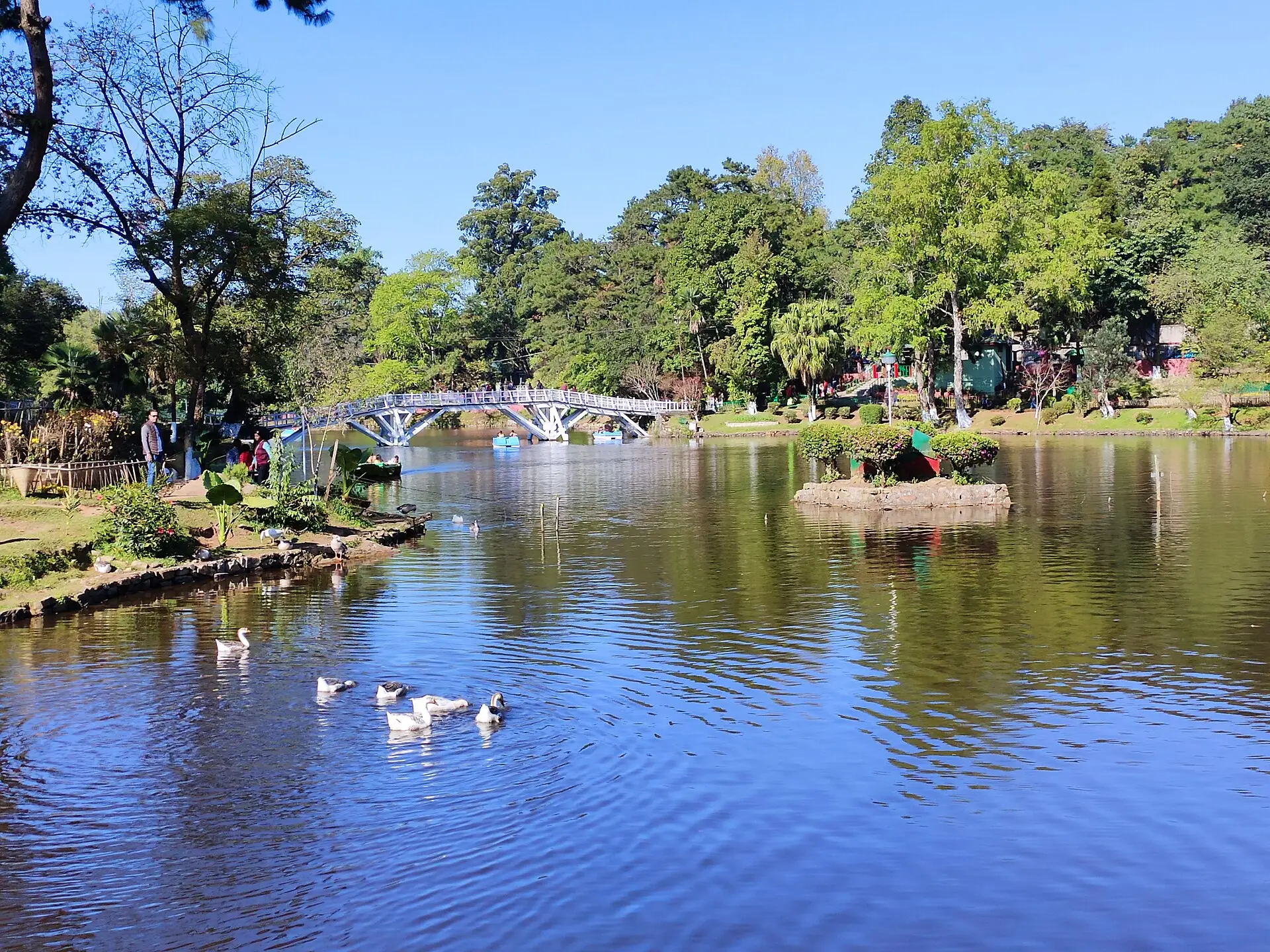 1920px-Ward's_Lake,_Shillong