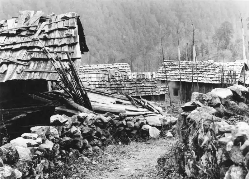 Bundesarchiv_Bild_135-KA-02-055,_Tibetexpedition,_Lachen,_Dorf