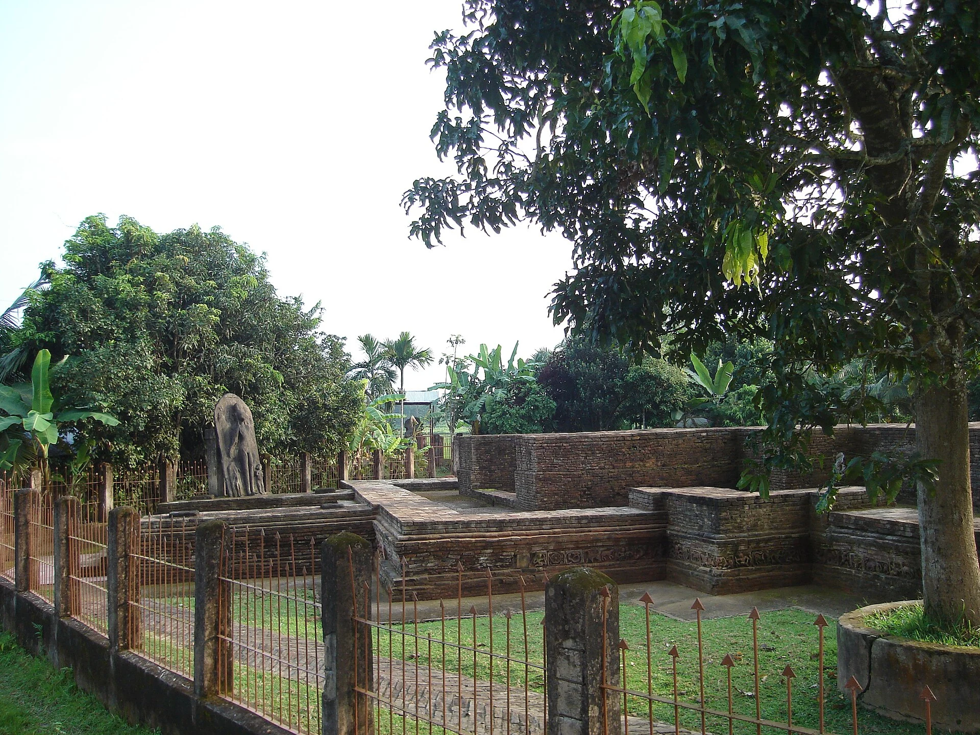 1920px-Buddhist_Stupa_Shyamsundar_Mound